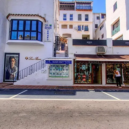 1079 - Frontline Puerto Banus Apartment Marbella
